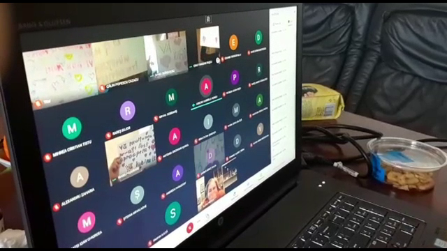 Moment emoționant într-o școală din Bacău. Surpriza unor elevi de clasa a cincea pentru dirigintă