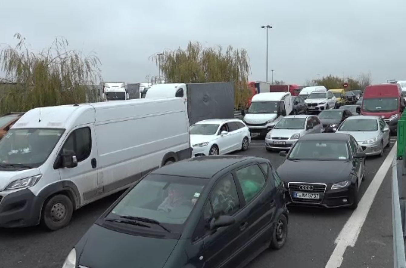 De ce au fost blocate punctele de frontieră cu Ungaria. Şoferii s-au temut că le expiră testul COVID