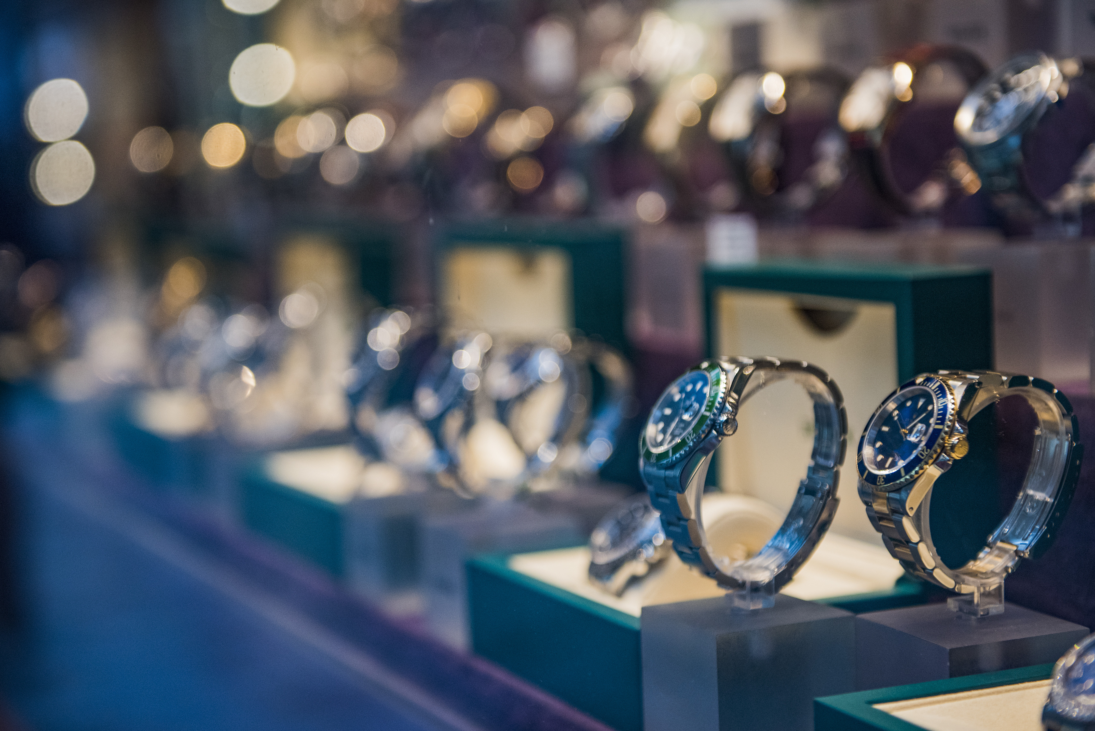 Doi români au fost condamnați după ce și-au învățat fiul să fure un ceas de 74.000 €