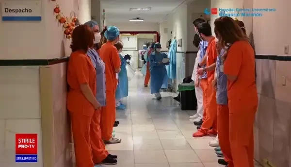 O pacientă spaniolă de 104 ani a ieșit în aplauze din spital, după ce a învins Covid-19