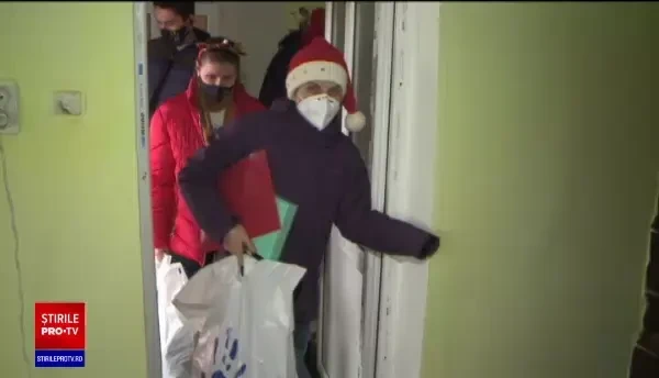 Voluntarii care aduc de Crăciun zâmbetul pe chipul copiilor nevoiaşi