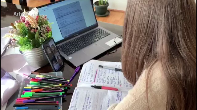 Aproape 2.000 de elevi continuă cursurile online joi din cauza vremii extreme. O singură școală își suspendă orele