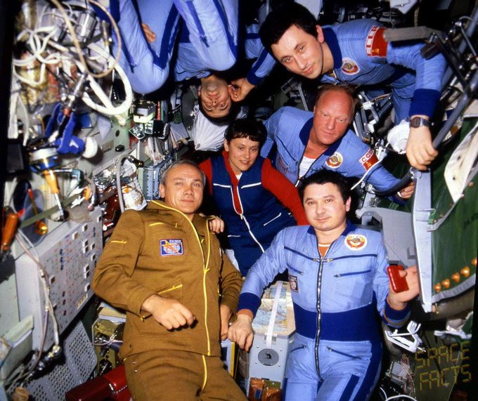 Poveștile foștilor cosmonauți ruși. În anii '90 au făcut contrabandă cu băutură pe stația spațială Mir