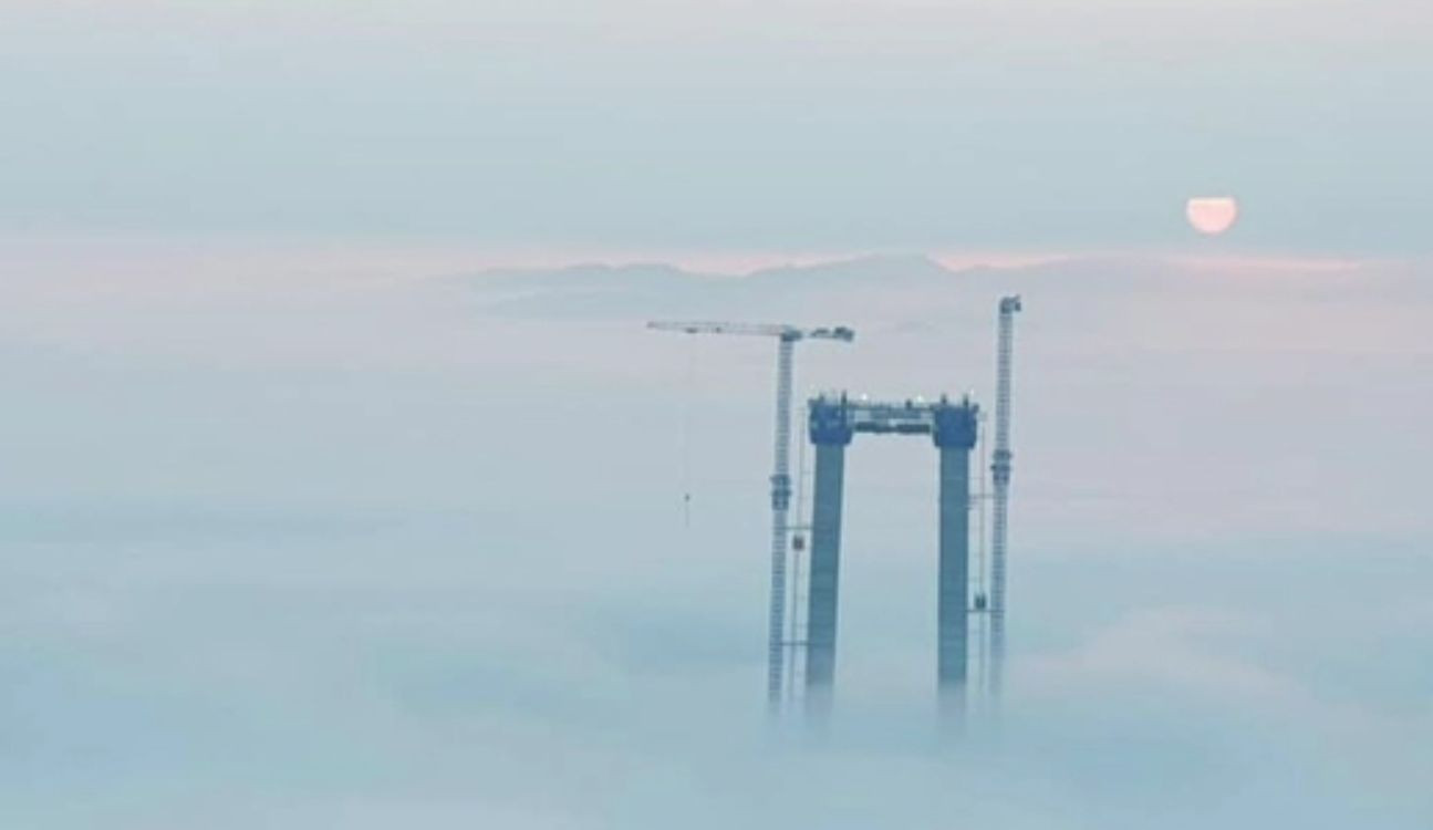 Imagini impresionante pe șantierul podului de la Brăila. Turnurile uriașe se înalță cu 2 metri pe zi