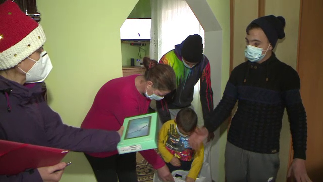 Fericire de nedescris pentru sute de copii sărmani. Doi tineri din Cluj le-au adus daruri de Crăciun