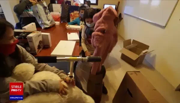 Fericire de nedescris pentru sute de copii sărmani. Doi tineri din Cluj le-au adus daruri de Crăciun