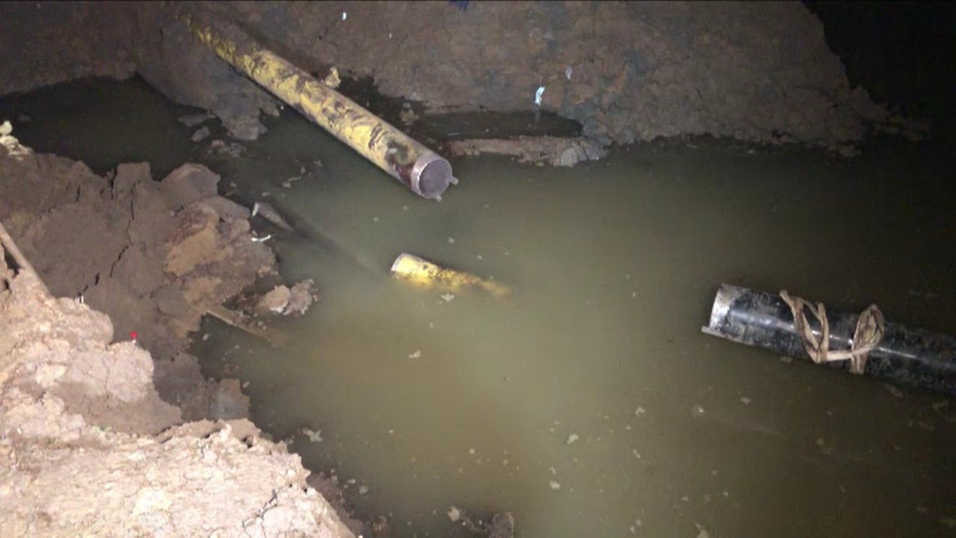 Doi muncitori din Rădăuți au ajuns la spital după ce conducta de gaz la care lucrau a explodat