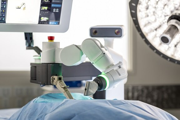 Un tânăr care risca să rămână paralizat a reuşit să meargă a doua zi după o operaţie cu robotul Mazor X
