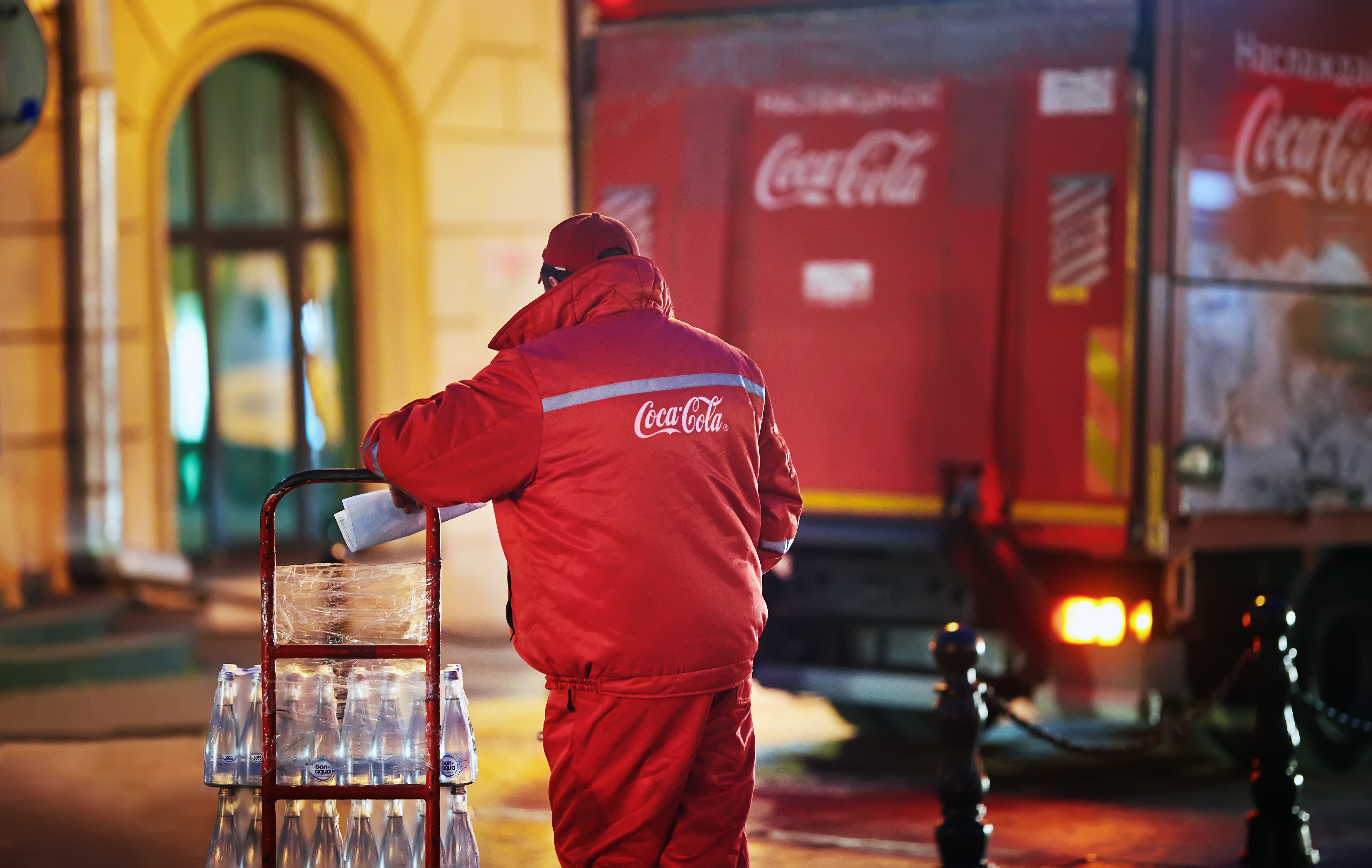 Coca-Cola a anunțat disponibilizări masive. Desfiinţează 2.200 de locuri de muncă la nivel global