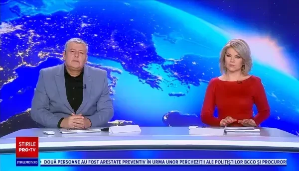 Momentul în care o femeie din Roman este jefuită în scara blocului