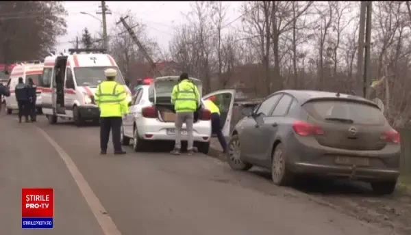 Sfârșit tragic pentru un tânăr de 21 de ani. A intrat cu mașina într-un stâlp, s-a răsturnat și s-a oprit într-o curte