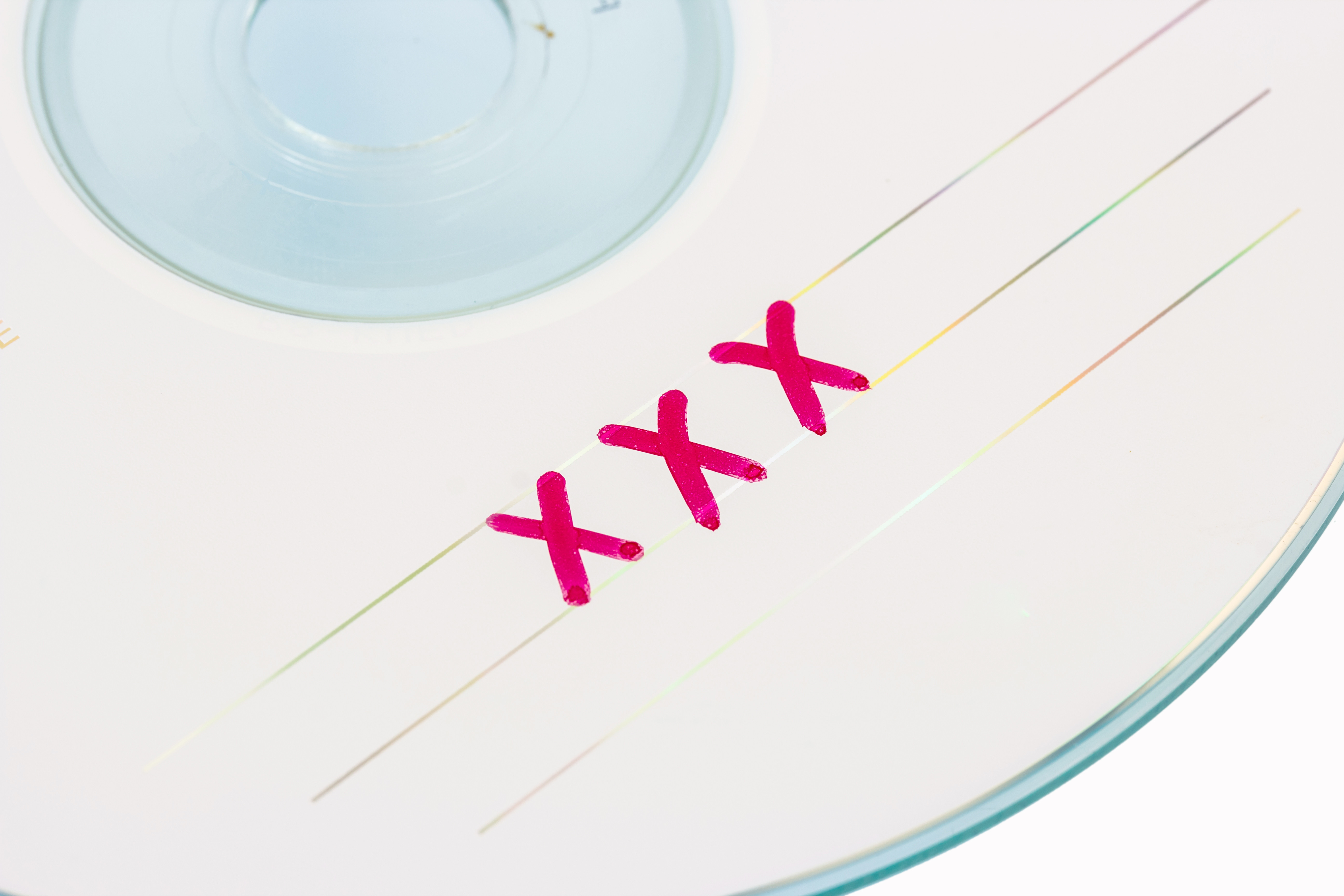 Un bărbat și-a dat părinții în judecată pentru că i-au distrus colecția de filme pentru adulți. Poate primi 75.000 USD daune