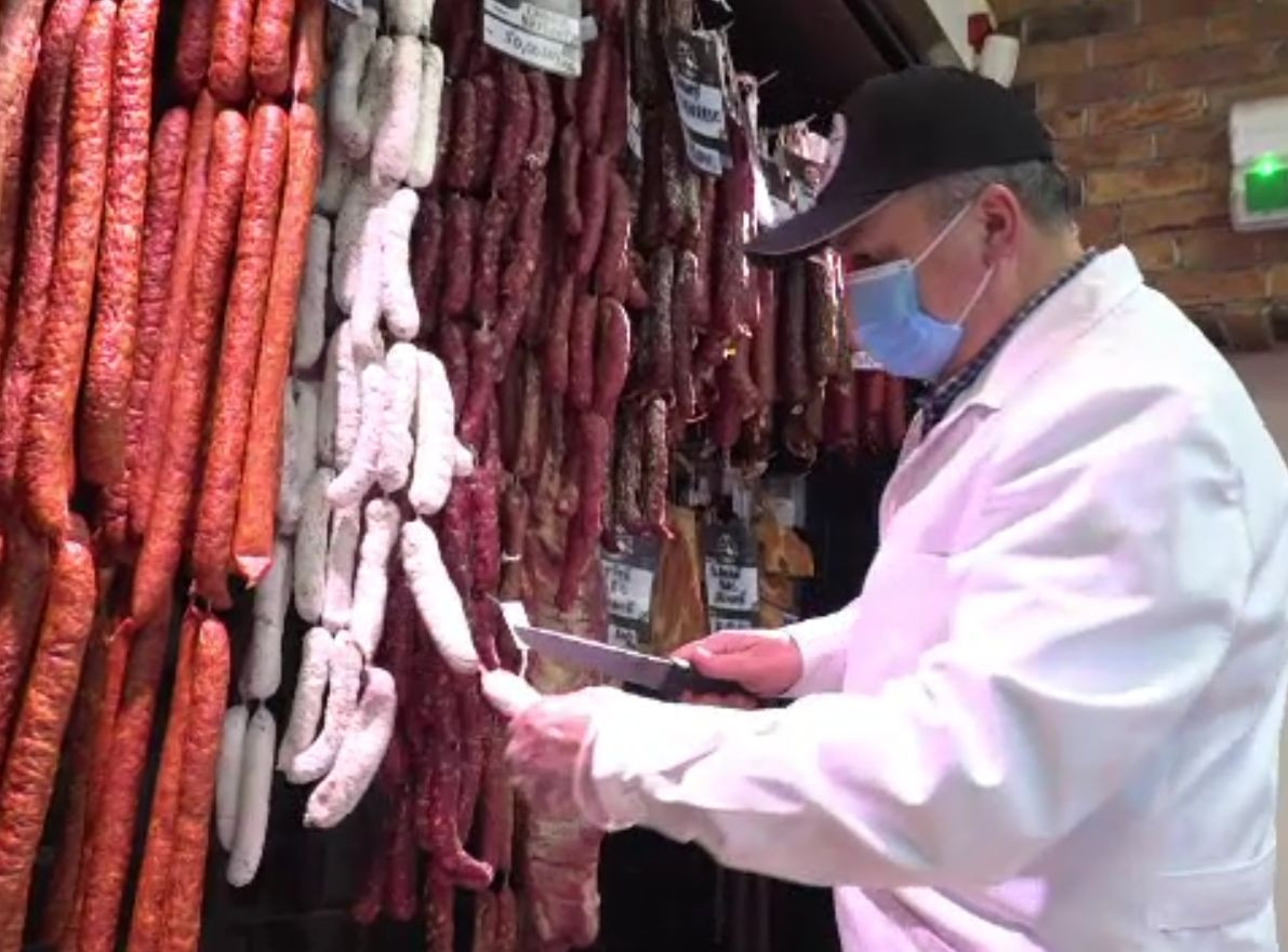 Secretul cârnaților de Crăciun "de colecţie". Cât costă un kilogram