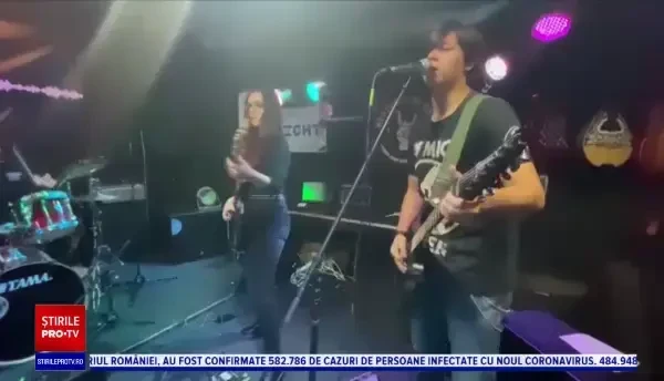 Rockerii din Bacău care cântă pentru un copil grav bolnav. De sărbători, voluntarii gătesc pentru oamenii străzii