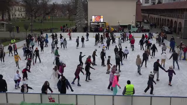 Locuitorii din Târgu Mureș au luat cu asalt patinoarul în aer liber. ”Mă bucur că pot să fiu aici”