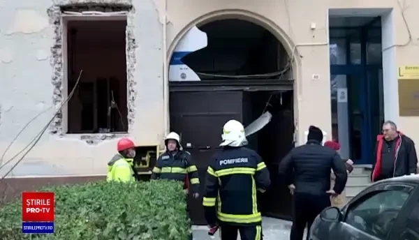 Explozie într-o locuinţă din centrul Aradului. O persoană rănită și două maşini avariate