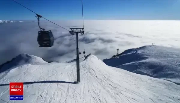 Aglomerație la munte în weekend. S-au format cozi uriașe la transportul pe cablu