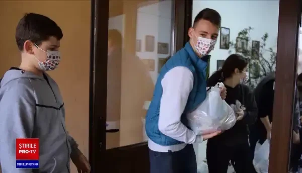 Lecție de omenie de la copiii din Așezământul „Sfântul Leontie” din Rădăuți. Ce au pregătit pentru oamenii sărmani