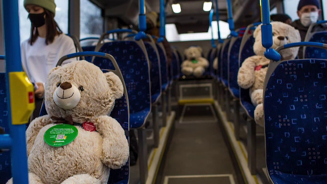 Orașul care a introdus urși uriași de pluș în transportul public. Care este motivul