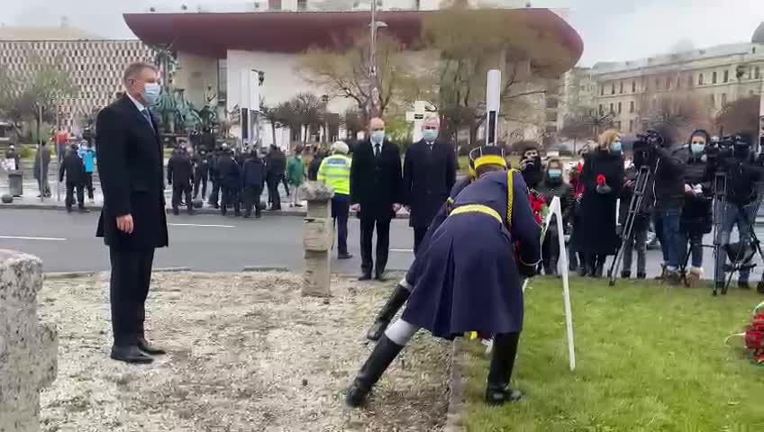 VIDEO. Președintele Iohannis, huiduit în Piața Universității: ”Rușine. Rușine să vă fie”