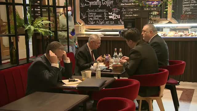 VIDEO. Parlamentarii au ignorat restricțiile Covid-19 și au mâncat la restaurantul Senatului