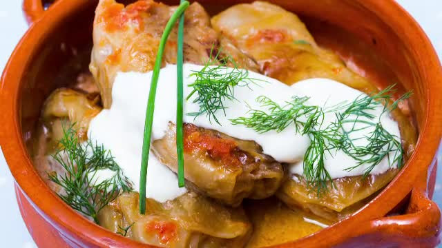 Sarmalele, nelipsite de pe masa de Crăciun, au rețete diferite în funcție de regiune