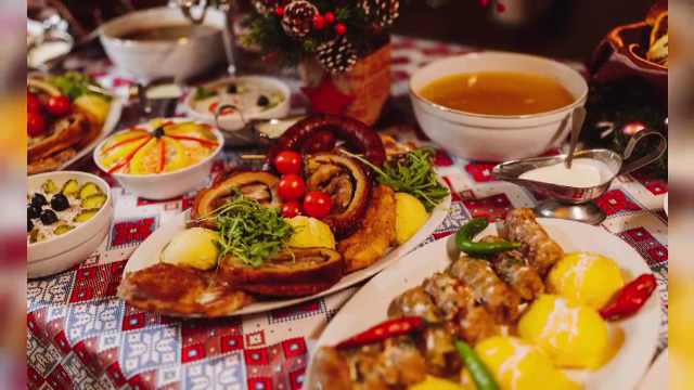 Masa îmbelșugată a românilor de sărbători în anul 1937. De la ouă umplute, la sute de sarmale, fructe exotice și cozonaci