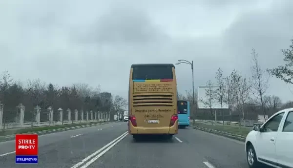 Noii senatori și deputați AUR au ajuns la Parlament cu un autocar auriu: ”Dreptate pentru România”