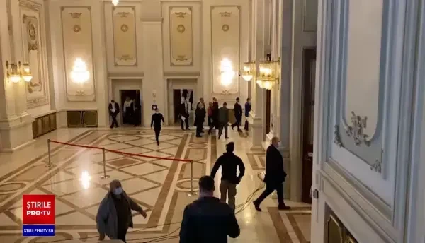 Senatoarea AUR Diana Șoșoacă, fără mască, dar cu ie la reuniunea Parlamentului