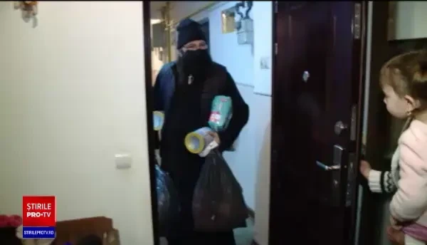Preotul care joacă rolul de Moş Crăciun pentru mii de copii nevoiași. „Face numai lucruri bune pentru noi”