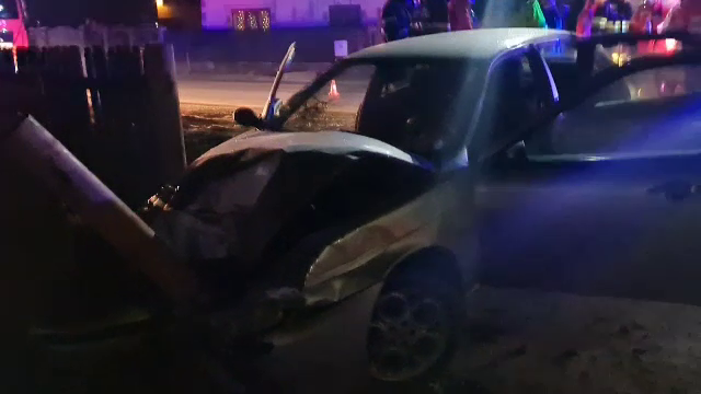 Un bărbat de 29 de ani beat și fără permis a intrat cu mașina în plin în porțile unei gospodării