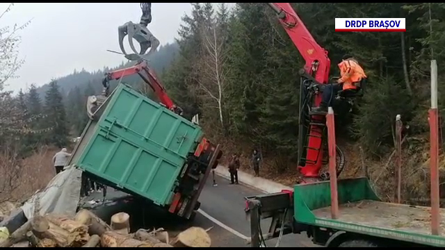 Pericol pe un drum din Harghita, după ce un TIR cu lemne s-a răsturnat