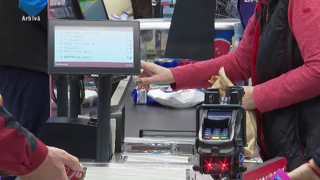 O tânără ar fi fost bătută de paznicii unui supermarket, care o suspectau de furt. Poliţia nu i-a înregistrat plângerea