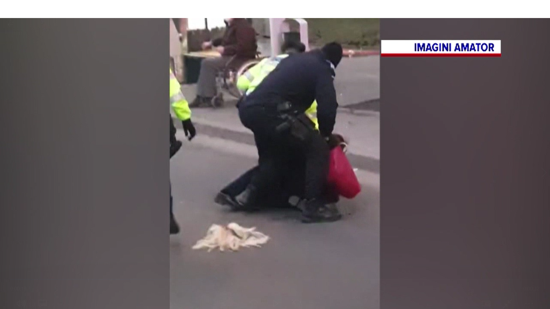 Un bărbat îmbrăcat în femeie a făcut scandal într-un autobuz din Capitală