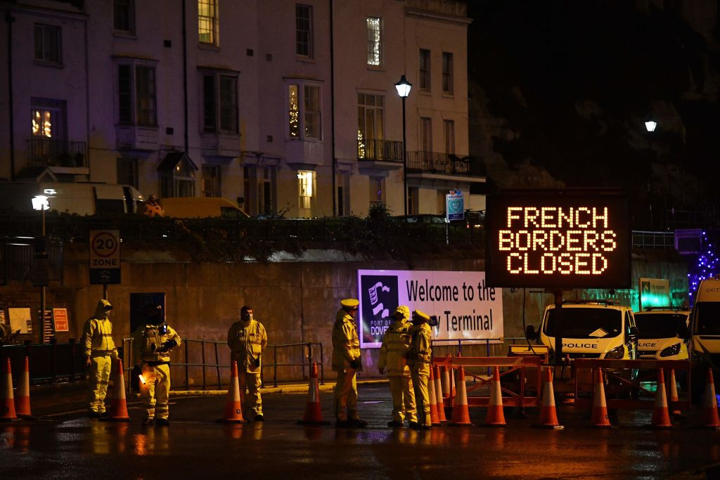 Franţa îşi redeschide graniţele cu Marea Britanie pentru călătorii cu test Covid-19 negativ