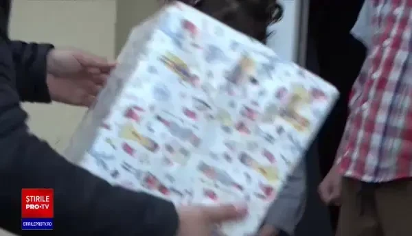 Bogdan Tănasă, de la Asociația Casa Share, a oferit daruri fetiței care a impresionat o țară întreagă în urmă cu doi ani