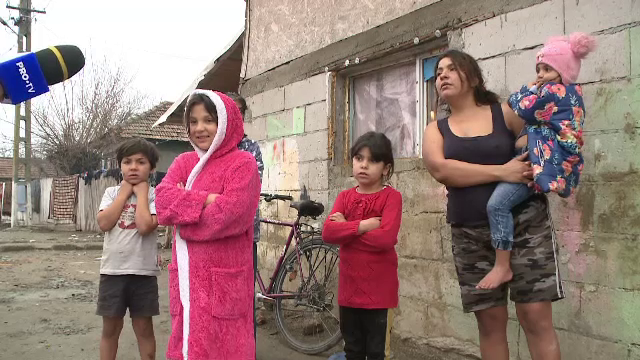 Mii de copii din România au pierdut legătura cu școala. Mulți au tablete, dar nu au internet pentru a le putea folosi