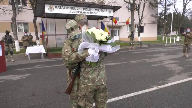 O tânără, cadru militar, cerută în căsătorie la finalul ceremoniei de depunere a jurământului de credinţă