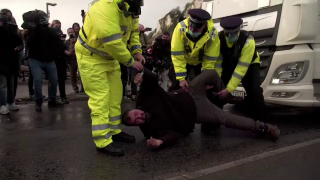 Furie printre miile de șoferi blocați de trei zile la Dover, printre care și români. „Mă simt foarte rău”