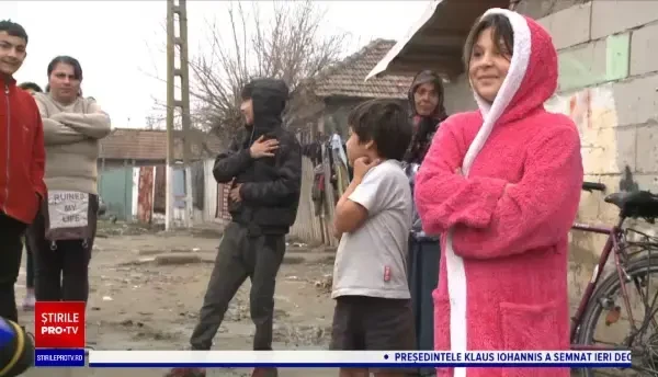 Mii de copii din România au pierdut legătura cu școala. Mulți au tablete, dar nu au internet pentru a le putea folosi