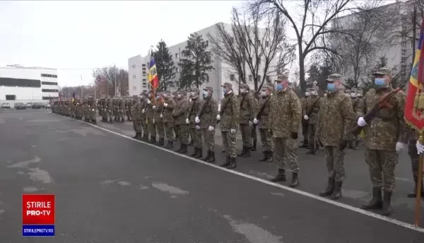 O tânără, cadru militar, cerută în căsătorie la finalul ceremoniei de depunere a jurământului de credinţă