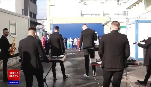 Surpriză pentru cadrele medicale de la SJ din Timişoara. Ce artist le-a cântat colinde