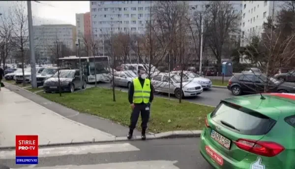 Febra cumpărăturilor de Crăciun a aglomerat orașele, în plină pandemie. Cozi la magazine, în București