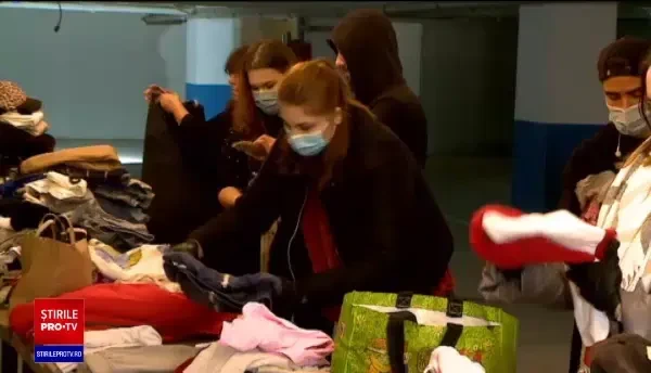 Moș Crăciun ajunge, în avans, în cele mai îndepărtate sate ale țării. Mii de copii, ajutați cu daruri de voluntari