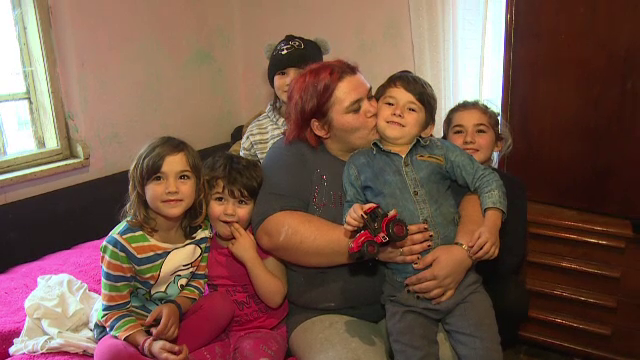 Câțiva voluntari din județul Dâmbovița aduc zâmbete pe chipurile celor necăjiți. Vor să contruiască o casă pentru o familie