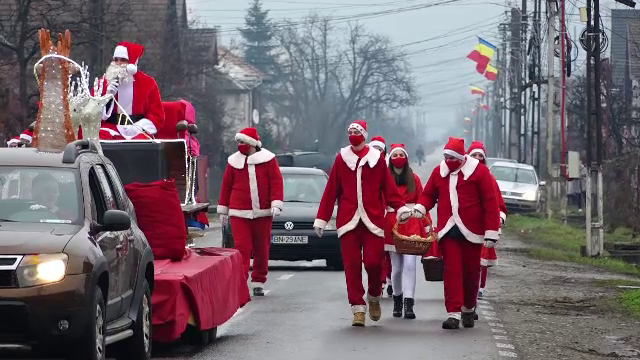 Peste 5.000 de daruri dulci, împărțite de Moș Crăciun tuturor localnicilor din comuna Livezile