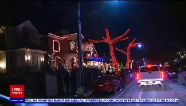 Cartierul din New York în care casele, stâlpii și străzile sunt pline cu decorațiuni de Crăciun. VIDEO
