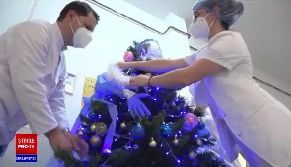 Cum încearcă doctorii și asistentele să aducă spiritul săbătorilor în spitalele din țară