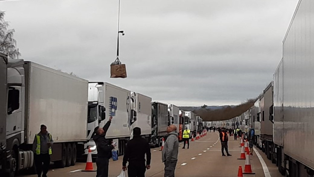 Coloană de zeci de kilometri la ieșirea din Marea Britanie. Autoritățile împart apă și alimente șoferilor