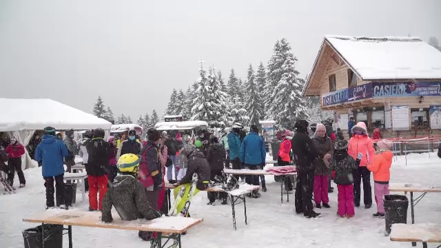 Vis îndeplinit pentru turiștii care au ajuns la munte. A nins, iar stațiunile s-au animat de la primii fulgi